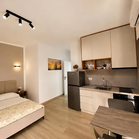Louis Flat Vlorë
