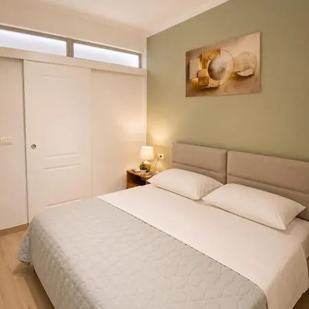 Louis Flat Vlorë