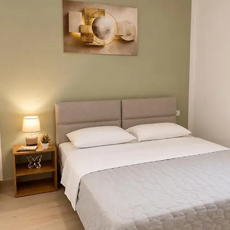 Louis Flat Vlorë